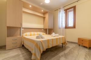 兰佩杜萨Case Vacanze Maluk的一间卧室设有一张大床和一个窗户。