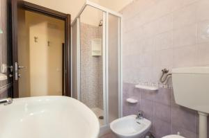 兰佩杜萨Case Vacanze Maluk的浴室配有白色卫生间和盥洗盆。