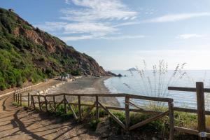 里奥内莱尔巴Cav la Ginestra vistamare Elba的海边的木栅栏