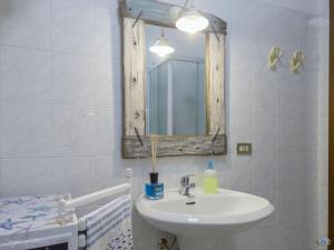 里奥内莱尔巴Cav la Ginestra vistamare Elba的一间带水槽和镜子的浴室