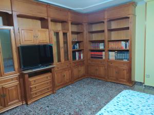 阿尔阿马德穆尔西亚Casa del carpintero的客房设有木制橱柜和平面电视。