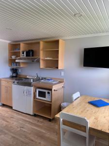 佩尔塞格伦木屋的一间厨房,内设桌子和一台电视机