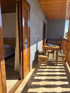 坎波斯杜若尔当Raio de Sol na Montanha的庭院里配有桌椅的房间