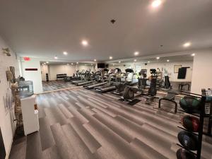 卡尔加里驻桥套房酒店 - 卡尔加里机场的健身房配有一捆跑步机和椅子