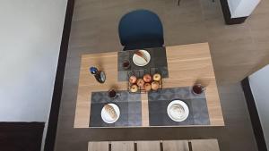 奥里萨巴Hostal Casa Azul, sencilla的桌子上摆着甜甜圈的头顶景色