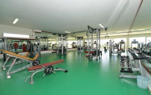 艾西拉Asilah Marina Golf的一间设有绿色地板和机器的健身房