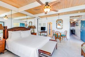 科纳Kona Bali Kai #368的一间卧室设有一张床和一间客厅。