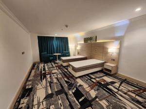 迪拜Helnan Royal的一间设有一张床和地毯的卧室
