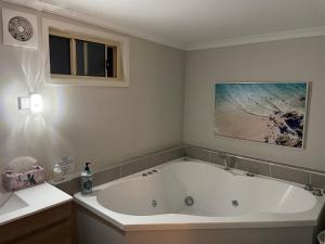 斯旺西Churchill's B&B twin spa getaway Studio的一间带大型白色浴缸的浴室