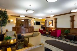 Ballard地标贝斯特韦斯特优质酒店的一个带沙发和椅子的大堂以及一个等候室