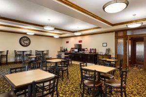 Ballard地标贝斯特韦斯特优质酒店的一间带桌椅和柜台的餐厅
