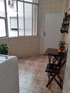 里约热内卢Apt. em Ipanema entre a praia e a Lagoa的一间设有白色门的房间和一张植物桌子
