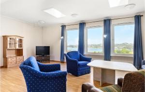 埃格尔松Beautiful Apartment In Egersund With Kitchen的客厅配有蓝色椅子和电视