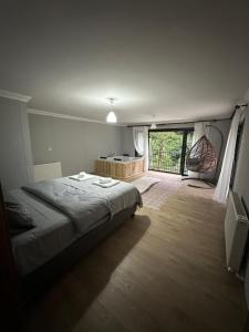 艾德亚耶拉西MARİPOSA LUXURY HOUSE的一间卧室设有一张床和一个大窗户