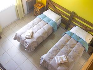 厄尔查尔坦Tranqueras Lodge的一间卧室配有一张床,上面有两条毛巾