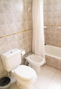 厄尔查尔坦Tranqueras Lodge的浴室配有白色卫生间和浴缸。