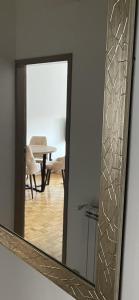 弗尔沙茨Sunny apartment的挂在墙上的镜子,桌子