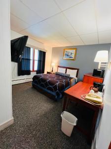 Marinette马里内特经济旅馆的配有一张床和一张书桌的酒店客房