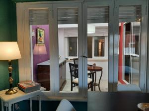 里奥夸尔托CasaOma的一间带桌子和椅子的用餐室
