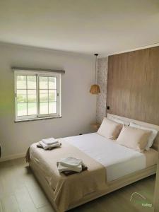 圣克鲁什达什弗洛里什Fazenda Valley的卧室配有一张大白色床和窗户