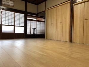 福知山ひろの家的空房间设有木制橱柜和木地板