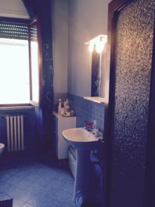 蓬泰代拉Stanza Bellaria的一间带水槽、卫生间和镜子的浴室