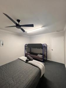 卡尔巴里Kalbarri Inn的一间卧室配有一张带吊扇的床