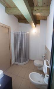 梵蒂冈角马里内拉酒店的浴室设有两个卫生间和暖气。