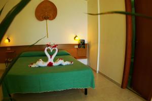 梵蒂冈角马里内拉酒店的一间卧室配有一张带天鹅的床