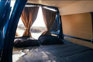 圣米格尔德阿沃纳Discovery Tenerife的一张位于野营车后面的床位,带窗户