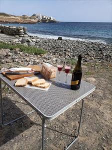 圣米格尔德阿沃纳Discovery Tenerife II的一张野餐桌,包括两杯葡萄酒和面包