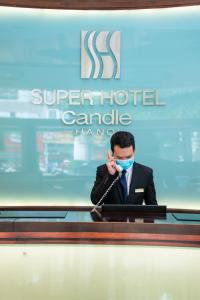 河内超级蜡烛酒店的戴面具的男人在手机上讲话