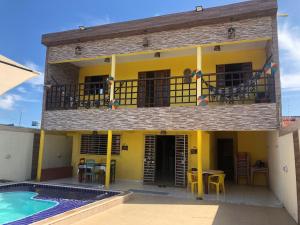 圣若泽-达科罗阿格兰迪Paraíso dos Oliveira的带阳台和游泳池的度假屋