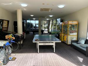卡伦德拉Exclusive Apartment with Ocean Views的一间设有乒乓球桌的房间