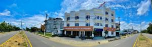 拉明德Hotel Peaceland Lumbini的道路一侧的白色大建筑