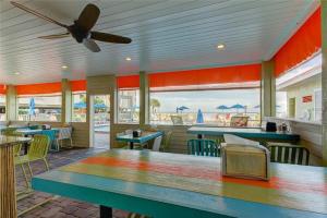 坦帕The Kondo Tiki的一间设有桌椅的餐厅,享有海滩美景