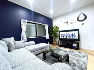 大阪guesthouse Nakatsu的带沙发和电视的客厅