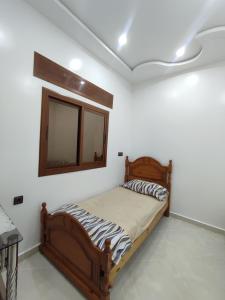 舍夫沙万Apartment for rent的一间卧室配有木床和镜子