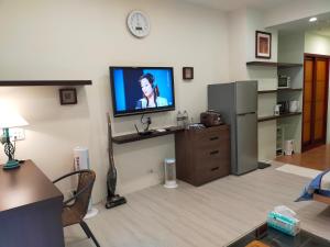 Hua-yüan知本溫泉家的客厅的墙上配有电视