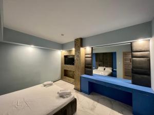 奥布佐尔Aurora apartments on the beach的一间卧室配有一张床和一面大镜子