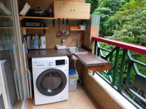 Hua-yüan知本溫泉家的阳台配有洗衣机和水槽。
