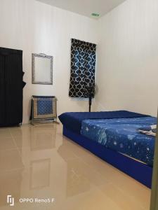 古晋ASFA Homestay Kuching的一间卧室配有蓝色的床和镜子