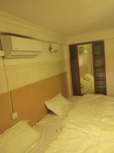 金边华越宾馆的酒店客房,设有两张床和镜子