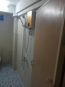 金边华越宾馆的浴室设有淋浴,浴室设有一扇带灯光的门