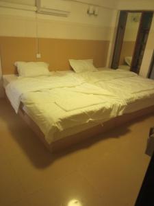 金边华越宾馆的一张大白床,坐在房间里