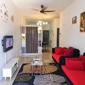 古晋ASFA Homestay Kuching的客厅配有2张红色沙发和电视