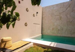 埃斯孔迪多港Casa Dakini en la Punta with pool and ocean view的一间带热水淋浴的浴室