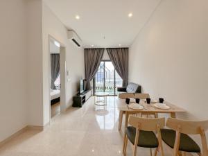吉隆坡Lucentia Residences BBCC at Lalaport Kuala Lumpur by Veedu Hauz的客厅配有桌椅