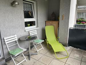 普劳恩Möblierte Wohnung für Geschäftsreisen/Ferienwohnung Plauen Stadtmitte的庭院设有两把椅子、一张桌子和一扇窗户。