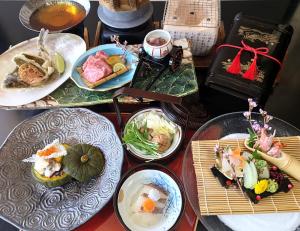 神户莫维尔阿瑞玛酒店的一张桌子,上面放着几盘食物